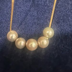 Beautiful gray Perl necklace!